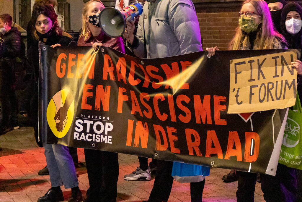 Demonstratie van FVD bij debatcentrum