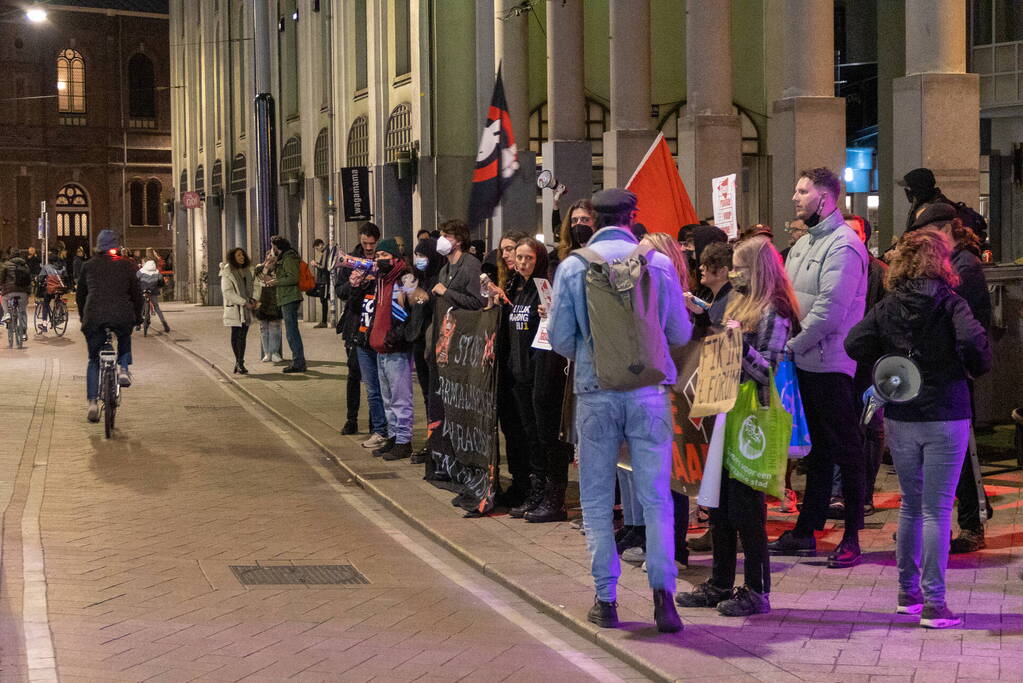 Demonstratie van FVD bij debatcentrum
