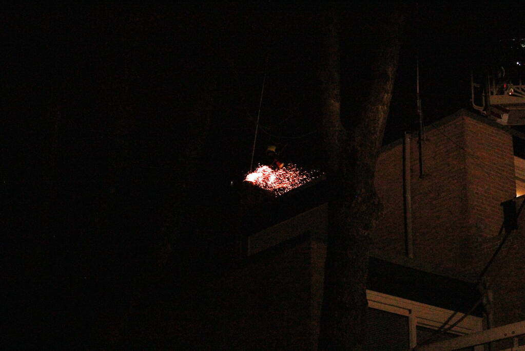 Veel vonken bij brand in schoorsteen