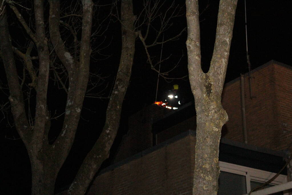 Veel vonken bij brand in schoorsteen