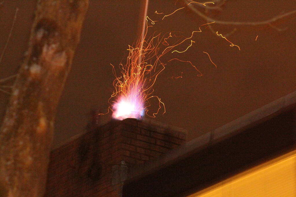 Veel vonken bij brand in schoorsteen