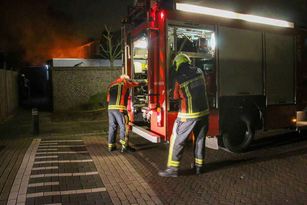 Brand in tuin slaat over naar woning
