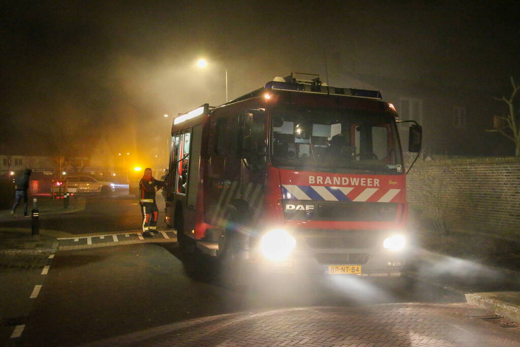 Brand in tuin slaat over naar woning