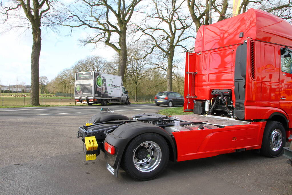 Bakwagen botst met vrachtwagen trekker