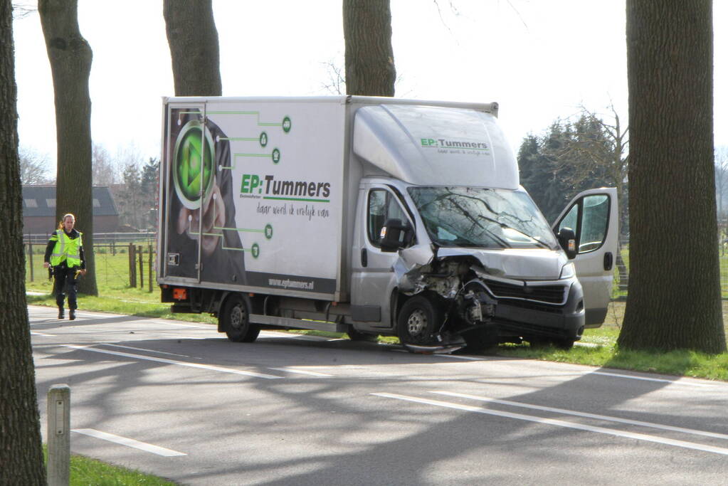 Bakwagen botst met vrachtwagen trekker