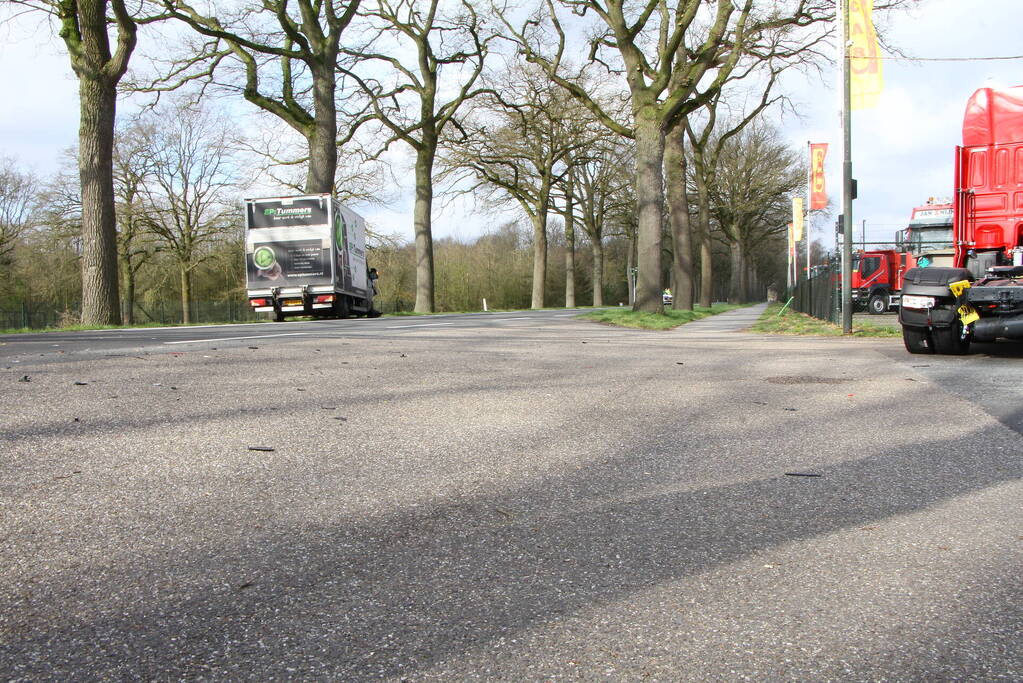 Bakwagen botst met vrachtwagen trekker