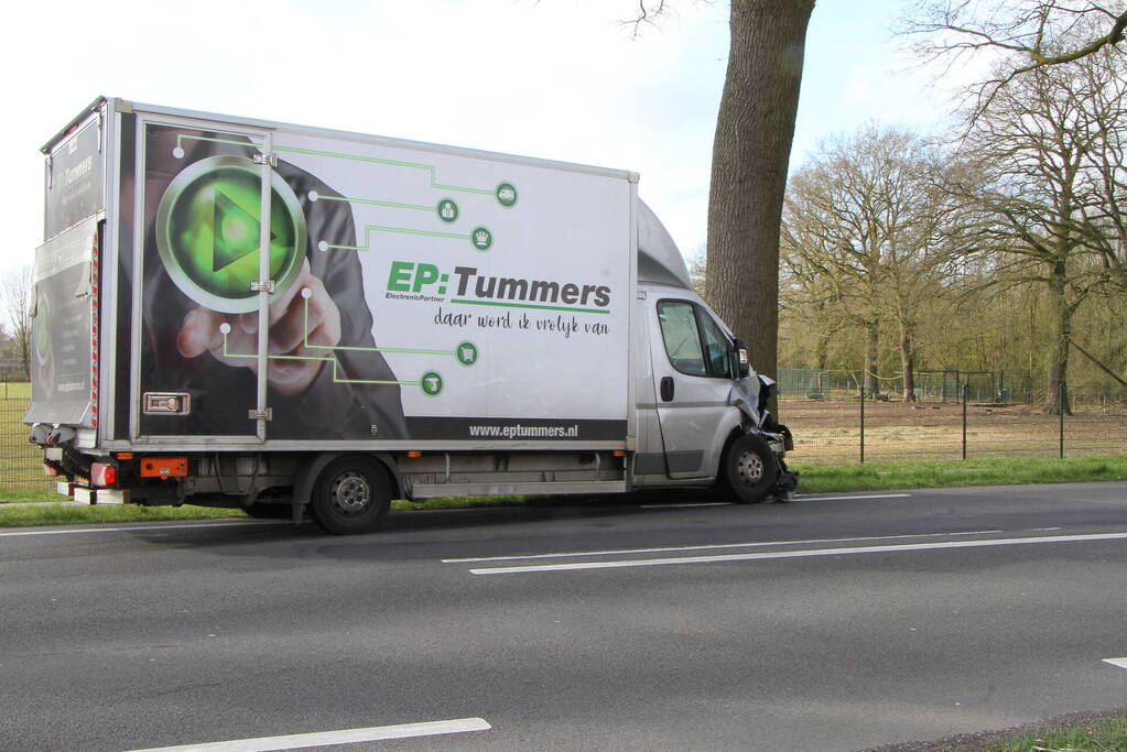 Bakwagen botst met vrachtwagen trekker