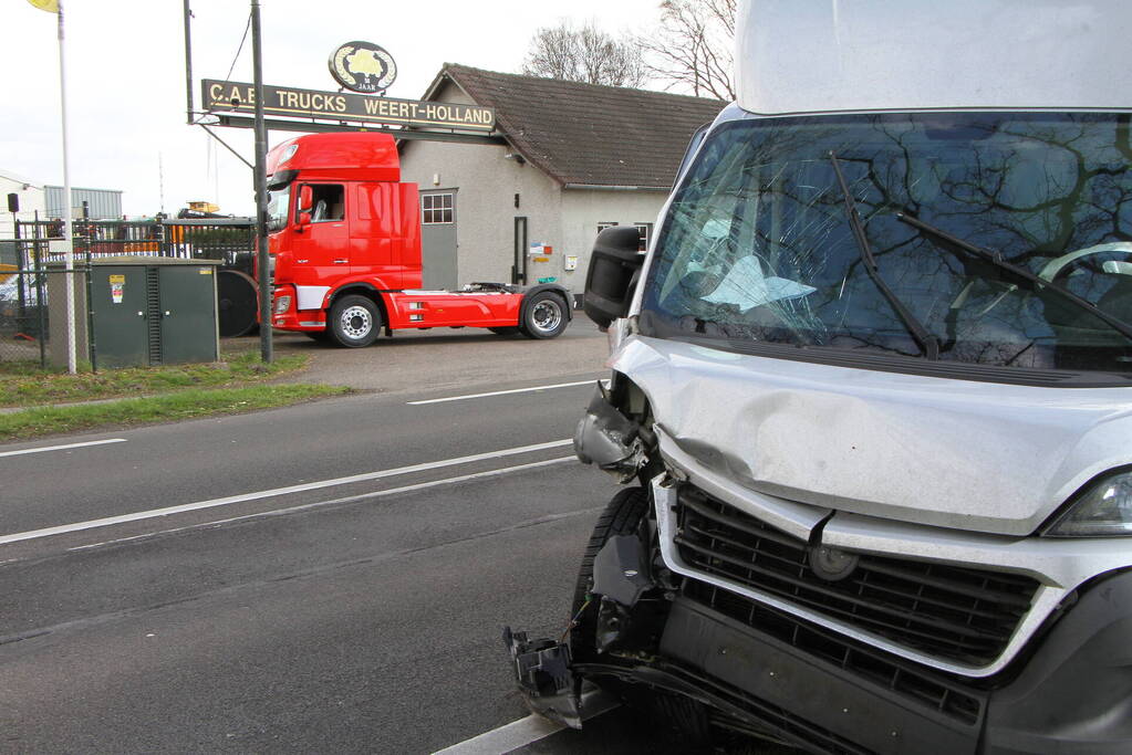 Bakwagen botst met vrachtwagen trekker