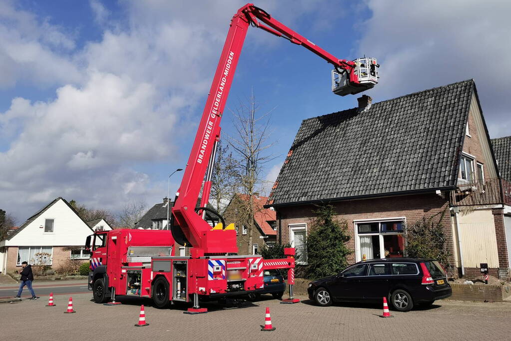 Kauw vast in schoorsteen van woning