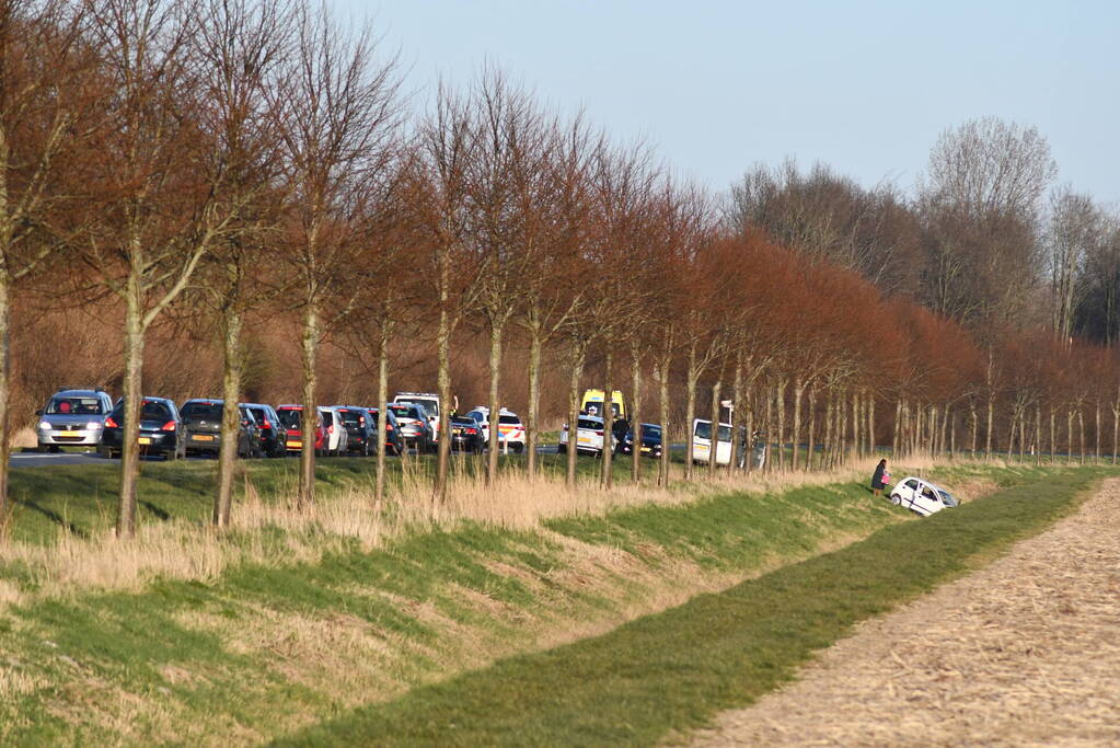 Auto raakt van de weg en belandt in sloot