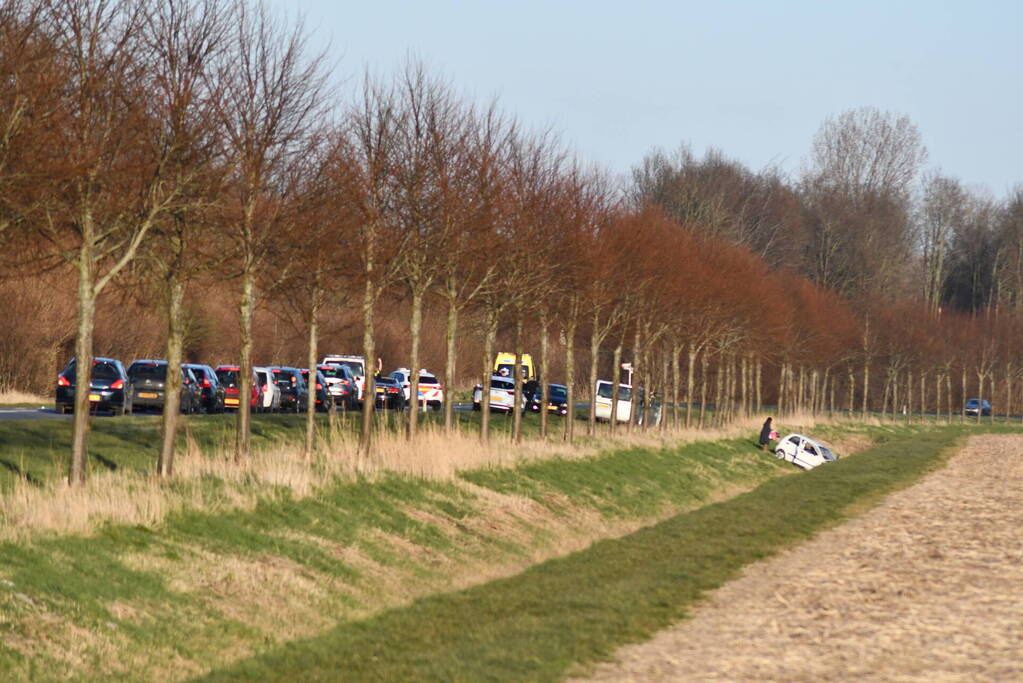 Auto raakt van de weg en belandt in sloot