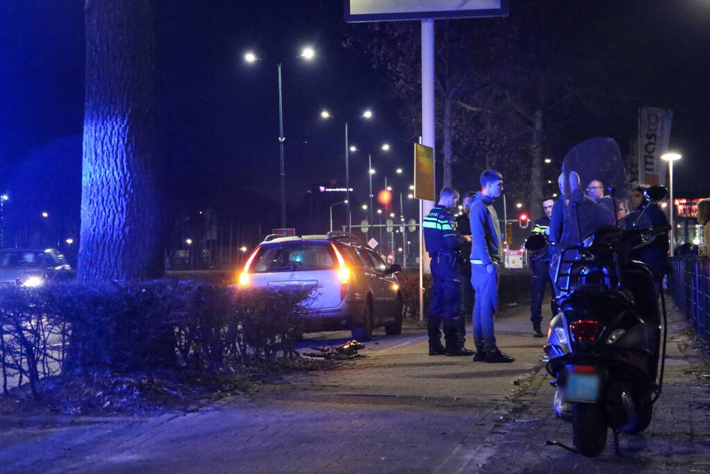 Personenauto in botsing met jonge dame op elektrische step