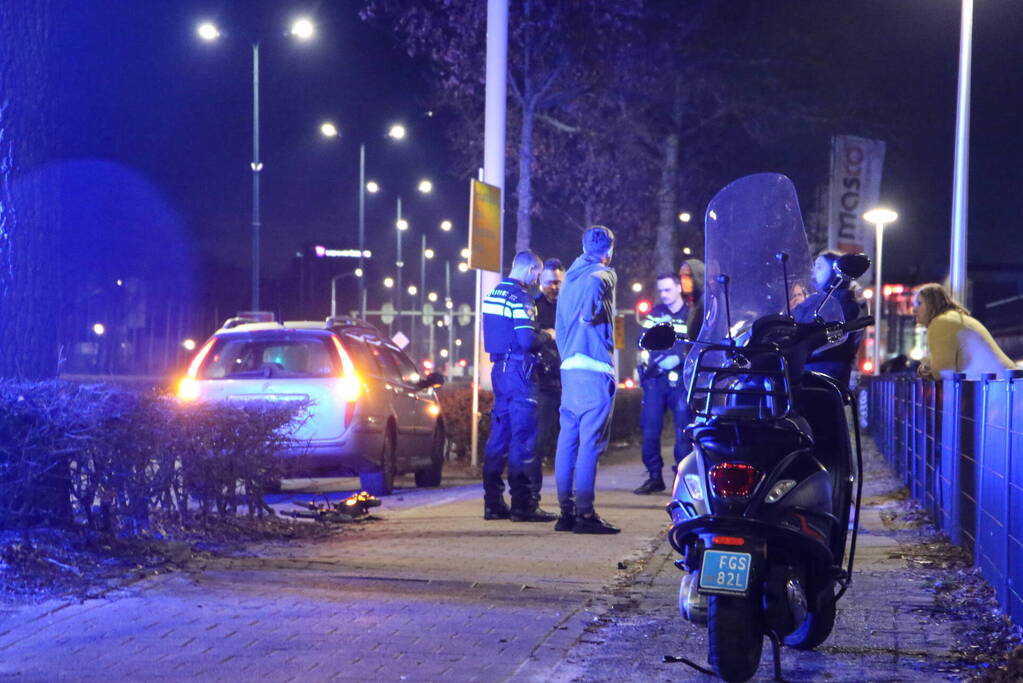 Personenauto in botsing met jonge dame op elektrische step