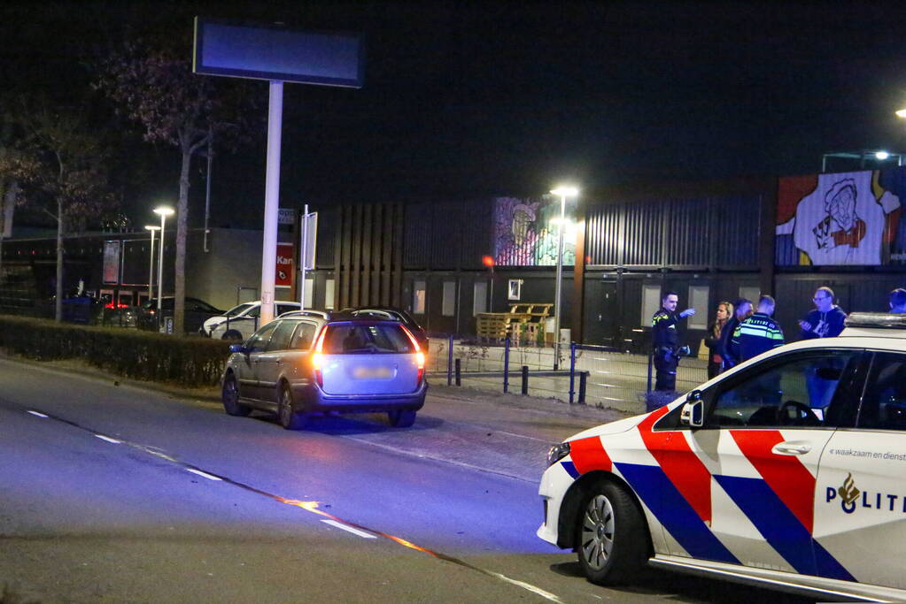 Personenauto in botsing met jonge dame op elektrische step