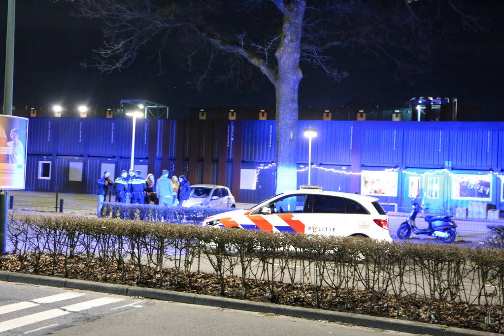 Personenauto in botsing met jonge dame op elektrische step