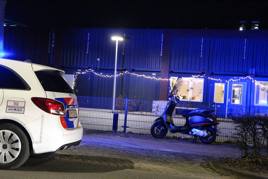 Personenauto in botsing met jonge dame op elektrische step