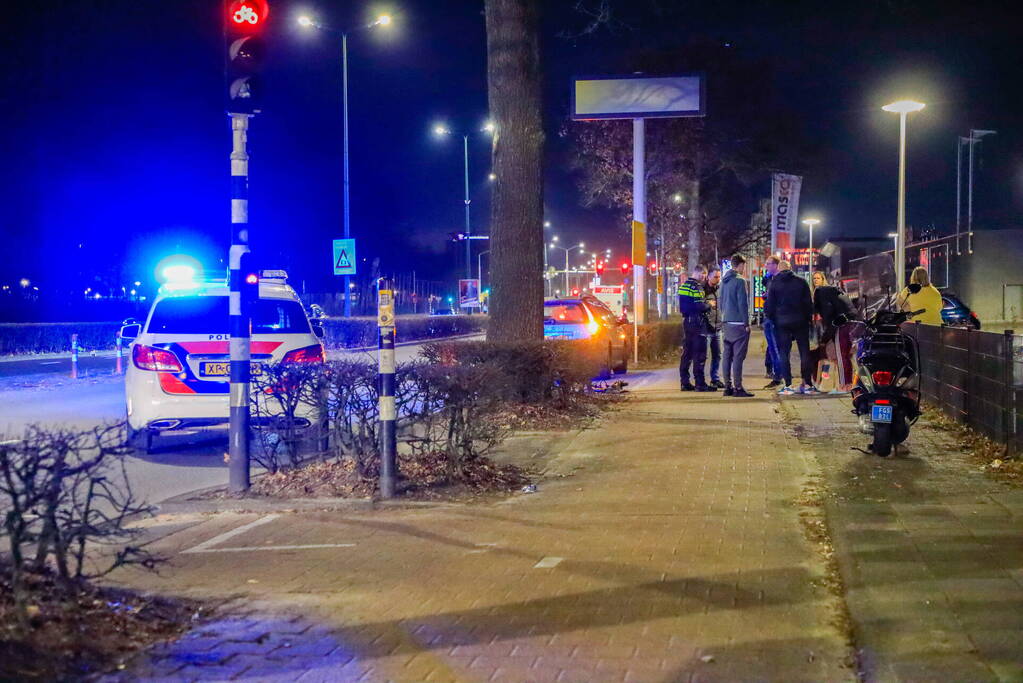 Personenauto in botsing met jonge dame op elektrische step