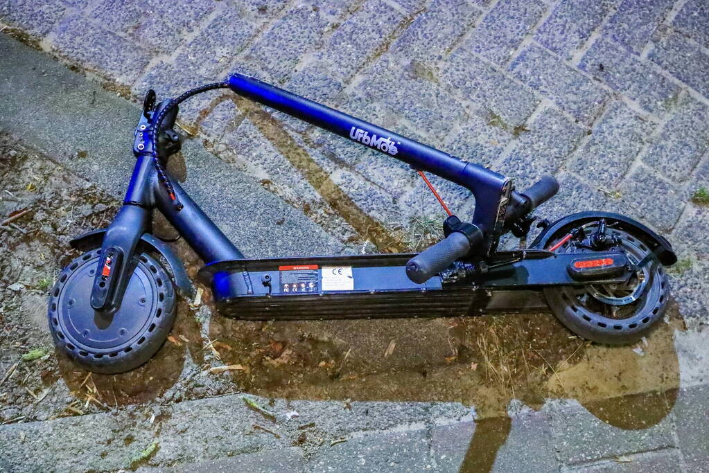 Personenauto in botsing met jonge dame op elektrische step