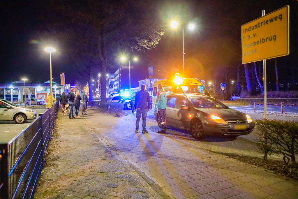 Personenauto in botsing met jonge dame op elektrische step