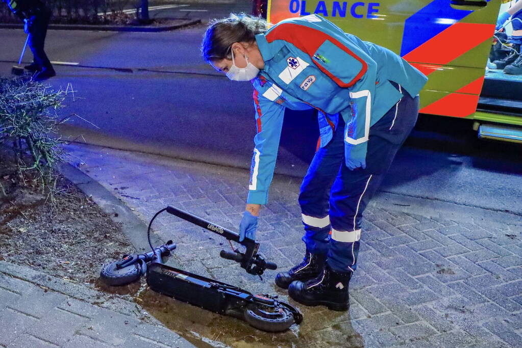 Personenauto in botsing met jonge dame op elektrische step