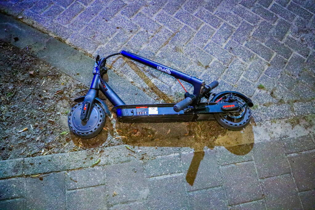 Personenauto in botsing met jonge dame op elektrische step