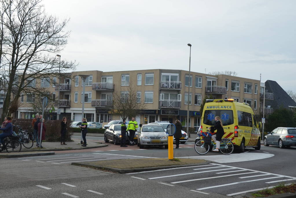 Persoon op fiets gewond bij botsing met afslaande auto