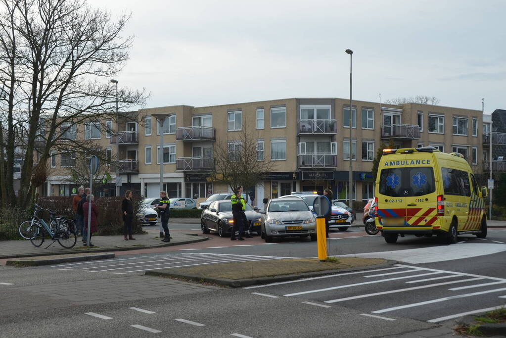 Persoon op fiets gewond bij botsing met afslaande auto