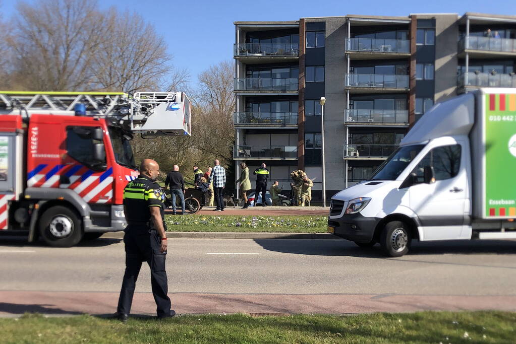 Auto belandt half in sloot