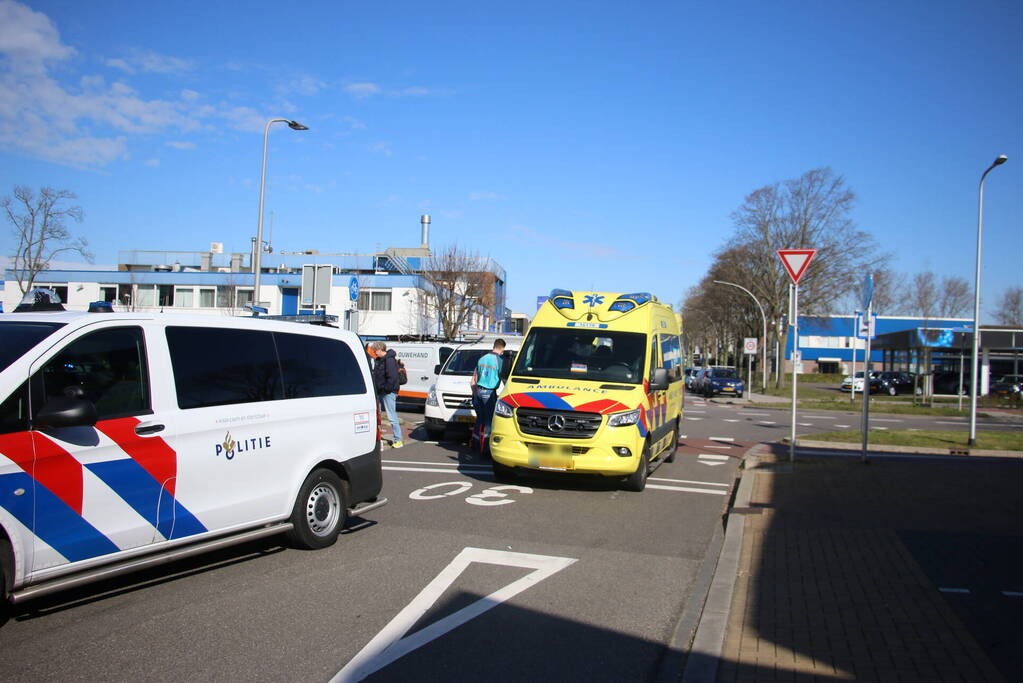 Overstekende fietser aangereden door bestelbus
