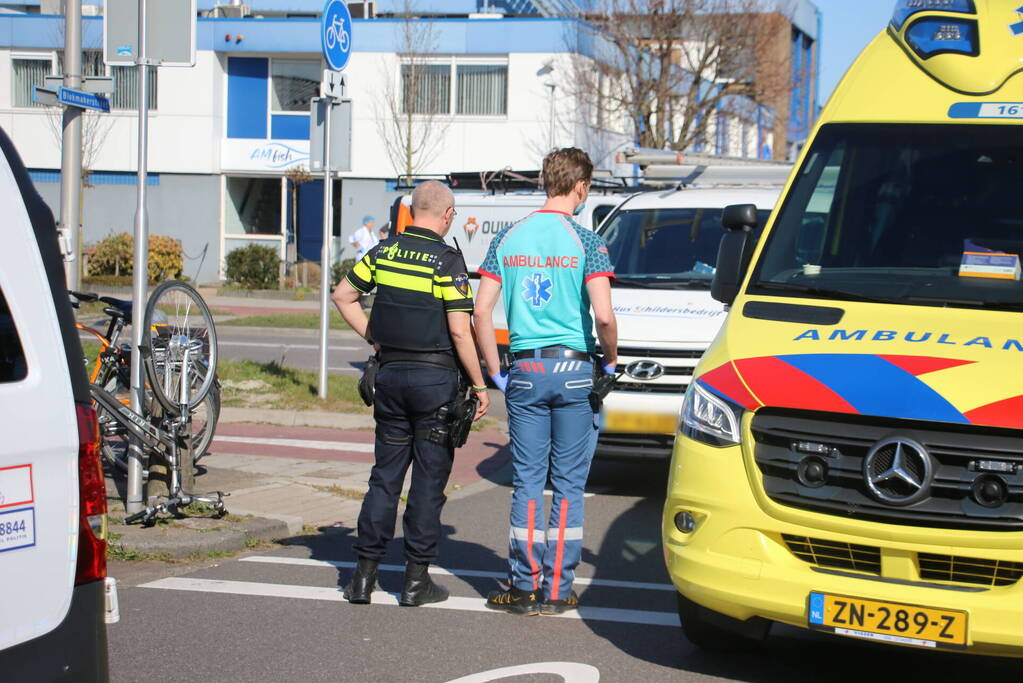 Overstekende fietser aangereden door bestelbus