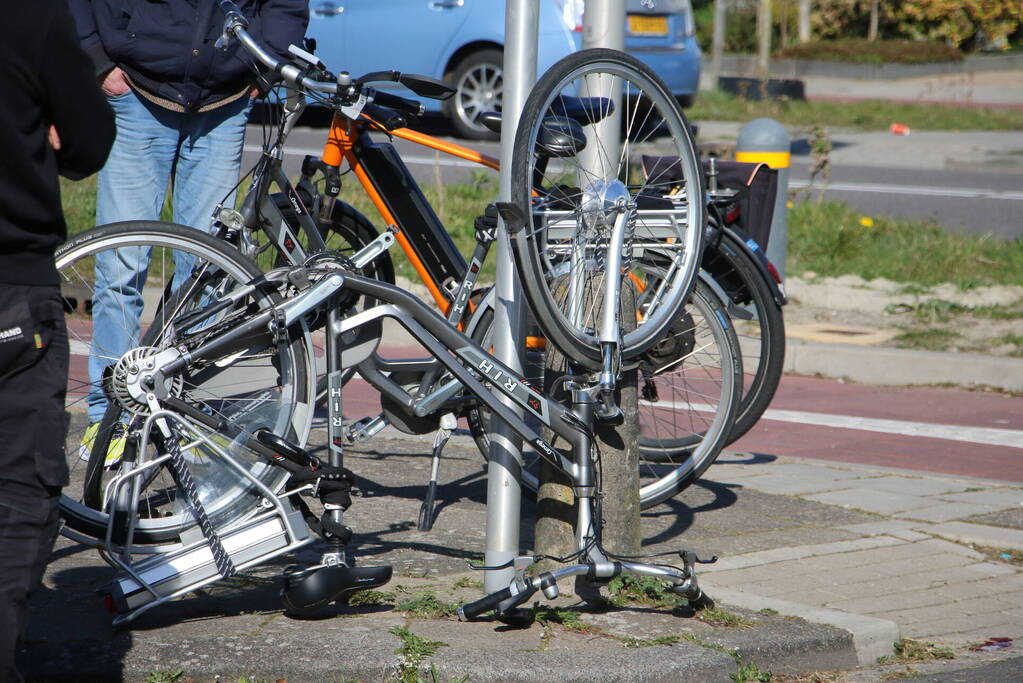 Overstekende fietser aangereden door bestelbus