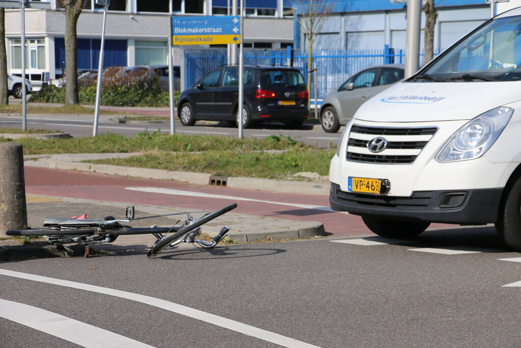 Overstekende fietser aangereden door bestelbus