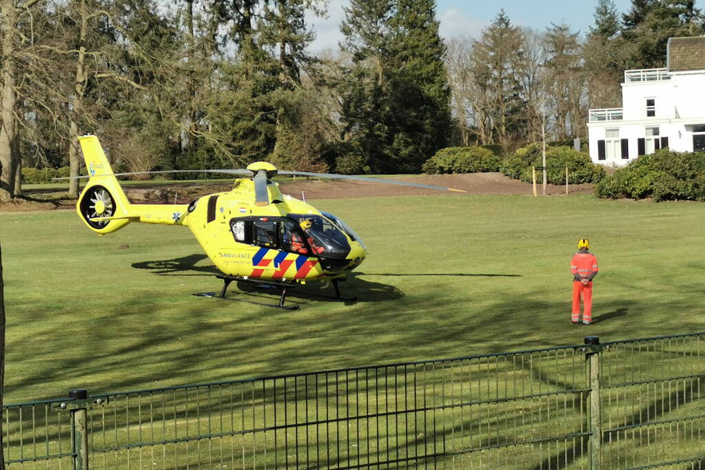 Buren vinden buurman in tuin en slaan alarm