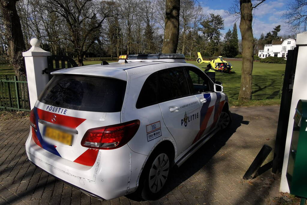 Buren vinden buurman in tuin en slaan alarm