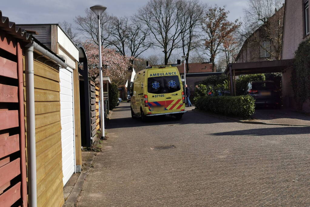 Buren vinden buurman in tuin en slaan alarm