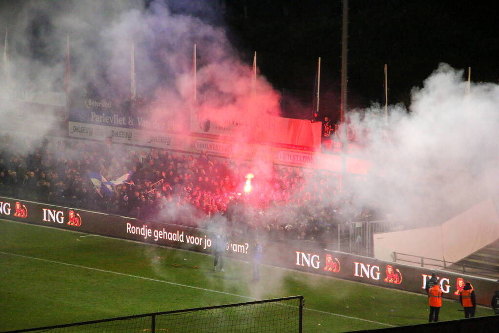 Grote politie-inzet bij onrustige voetbalwedstrijd