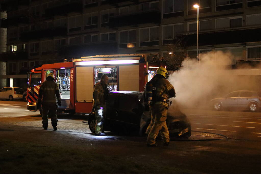 Politie doet onderzoek naar het ontstaan van een autobrand