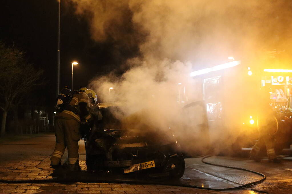 Politie doet onderzoek naar het ontstaan van een autobrand
