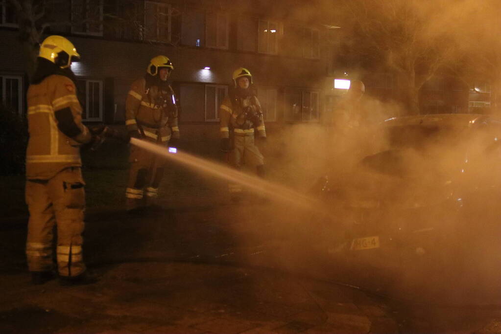 Politie doet onderzoek naar het ontstaan van een autobrand