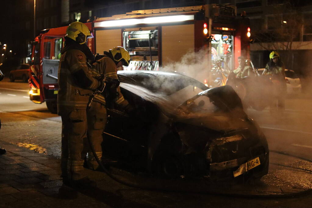 Politie doet onderzoek naar het ontstaan van een autobrand
