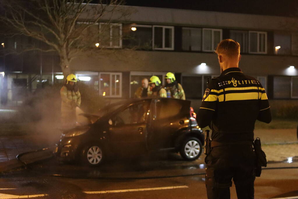 Politie doet onderzoek naar het ontstaan van een autobrand