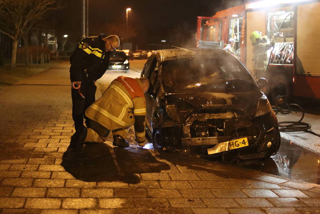 Politie doet onderzoek naar het ontstaan van een autobrand