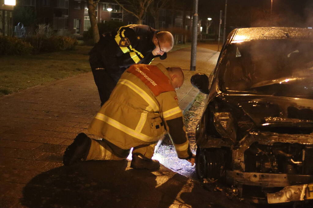 Politie doet onderzoek naar het ontstaan van een autobrand
