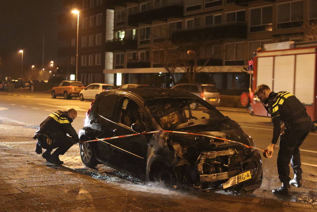 Politie doet onderzoek naar het ontstaan van een autobrand