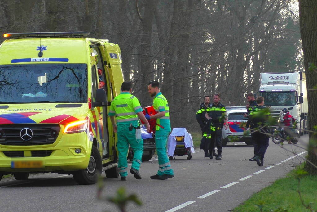 Auto in de kreukels na botsing tegen boom