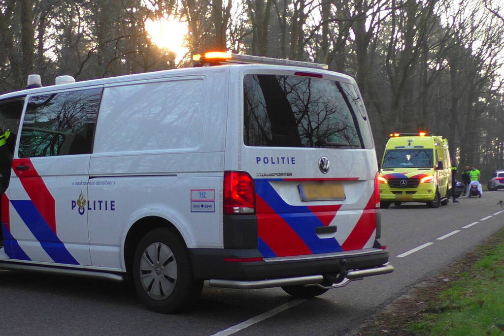 Auto in de kreukels na botsing tegen boom