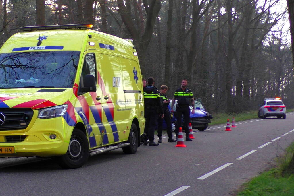 Auto in de kreukels na botsing tegen boom