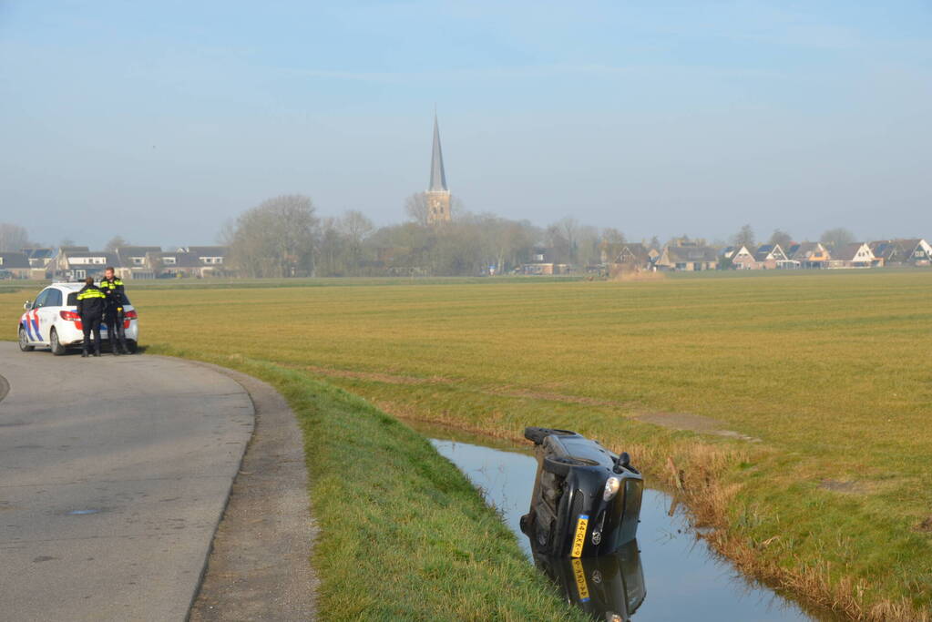 Auto belandt in sloot