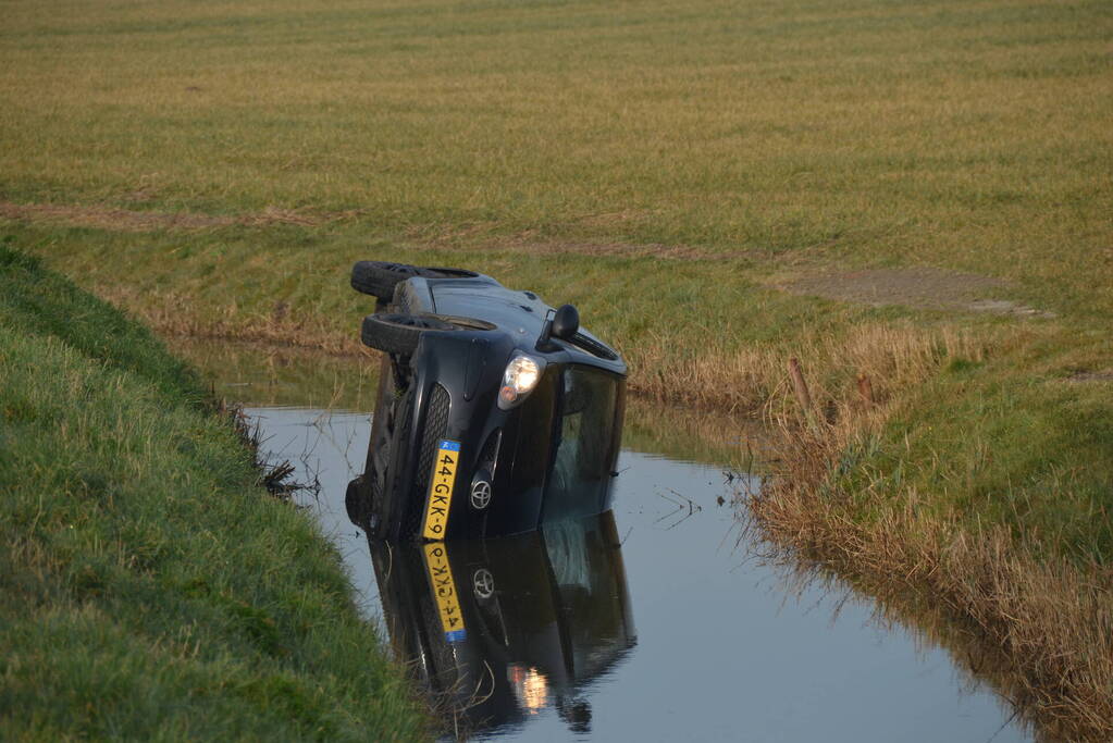 Auto belandt in sloot