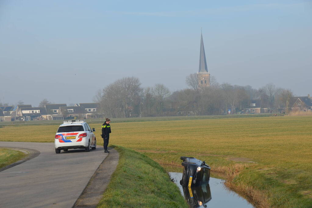 Auto belandt in sloot
